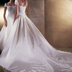 Stunning weddings dress  Italian Designer: Demetrios.  Off white